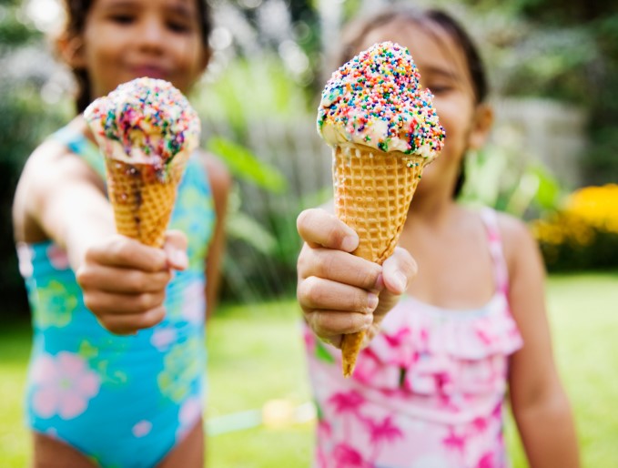 zdjęcie przedstawia dzieci jedzące lody