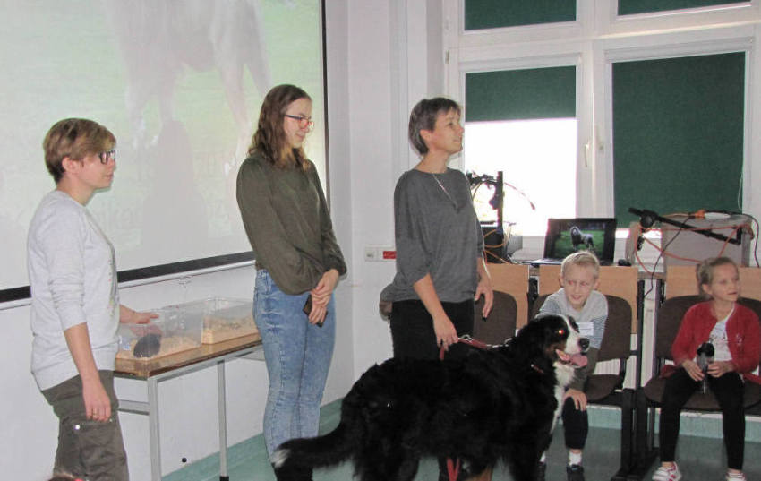 zdjęcie przedstawia prowadzące zajęcia, dzieci oraz psa