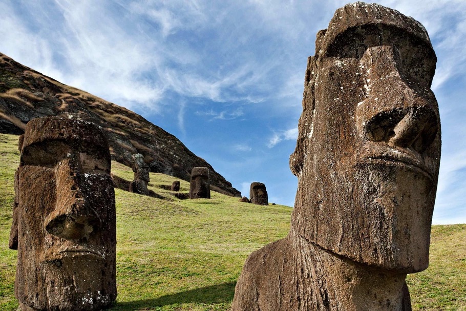 zdjęcie przedstawia kamienne posągi z Wyspy Wielkanocnej