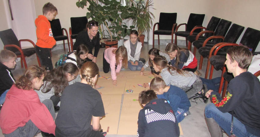 zdjęcie przedstawia prowadzącą zajęcia i dzieci z Uniwersytetu Dziecięcego